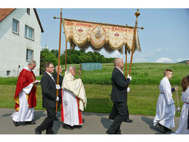Bittprozession um den Kleinen Berg an Pfingstmontag (© Karl-Franz Thiede)